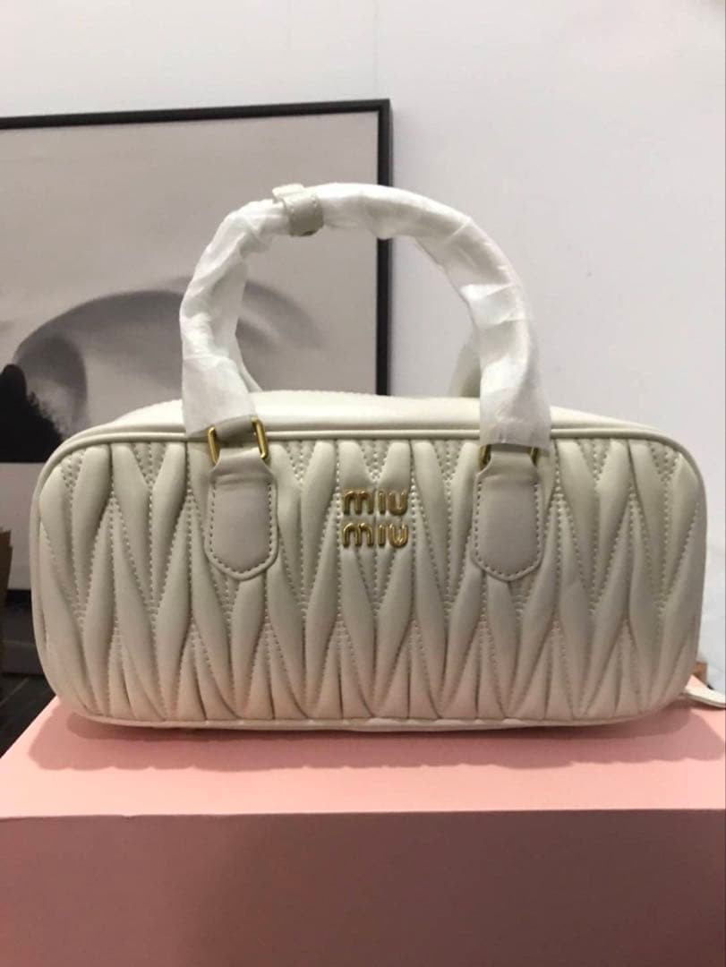 [本日値下げ]miu miuレザーホワイトショルダーバッグ