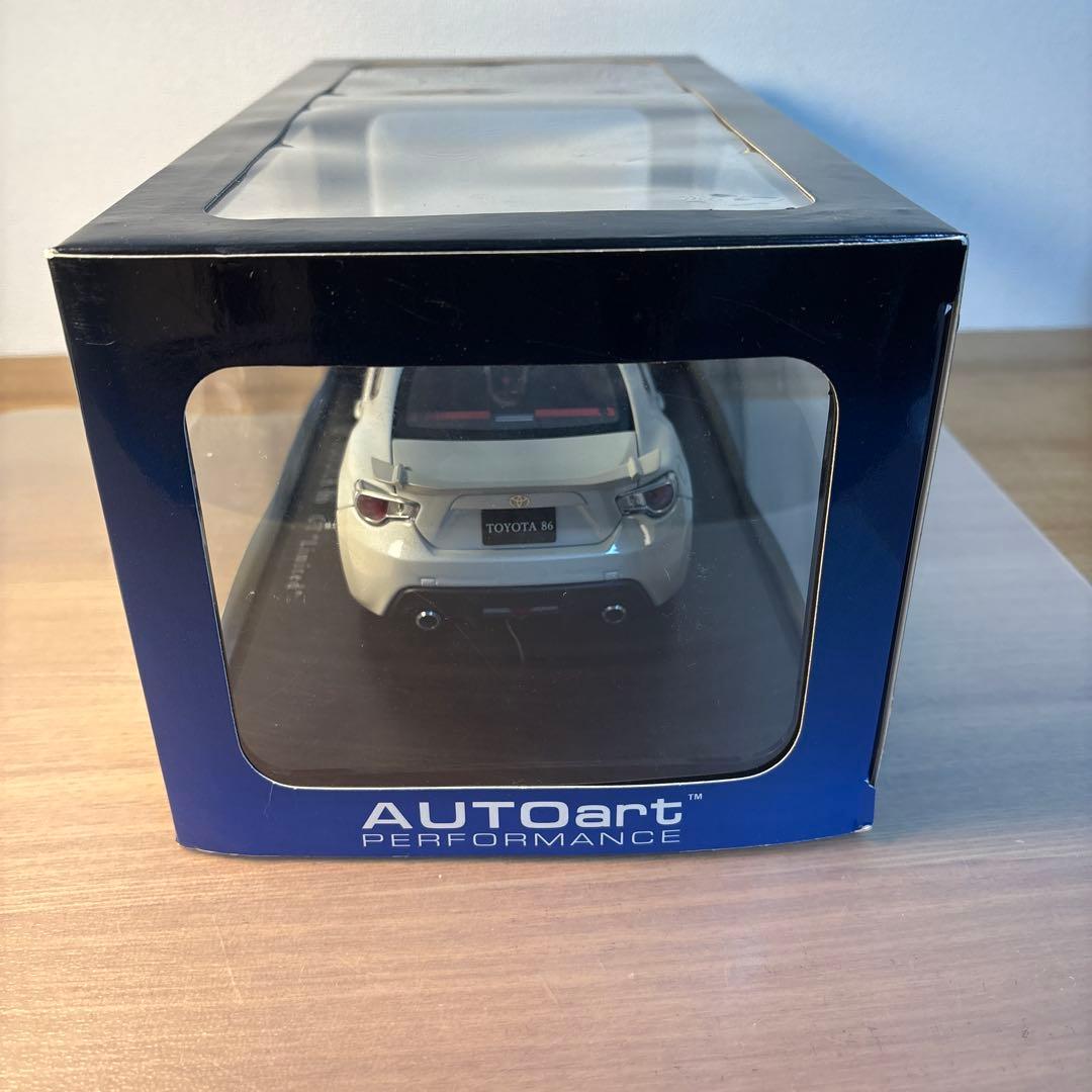 オートアート　トヨタ　86 1/18 ミニカー　ホワイト