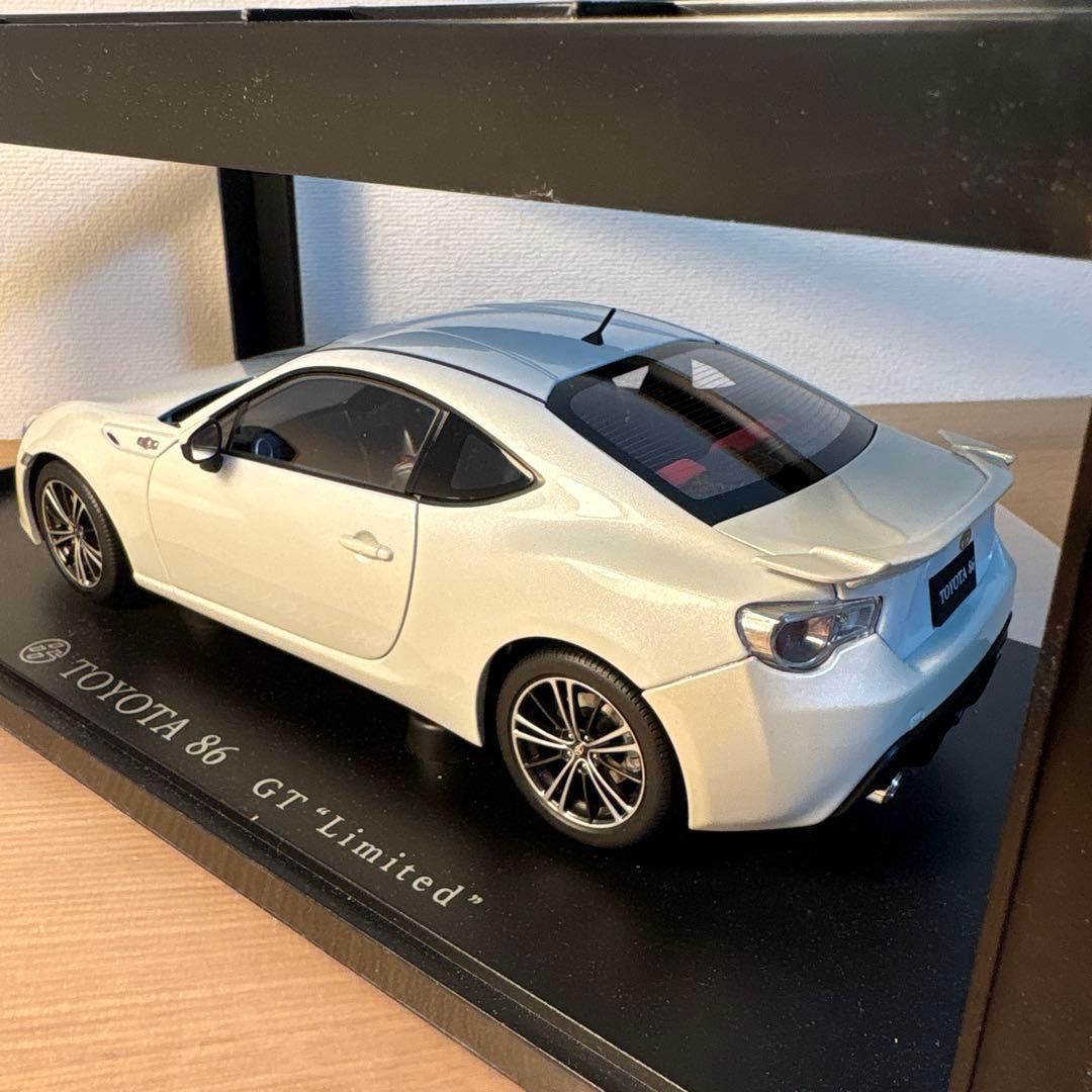 オートアート　トヨタ　86 1/18 ミニカー　ホワイト