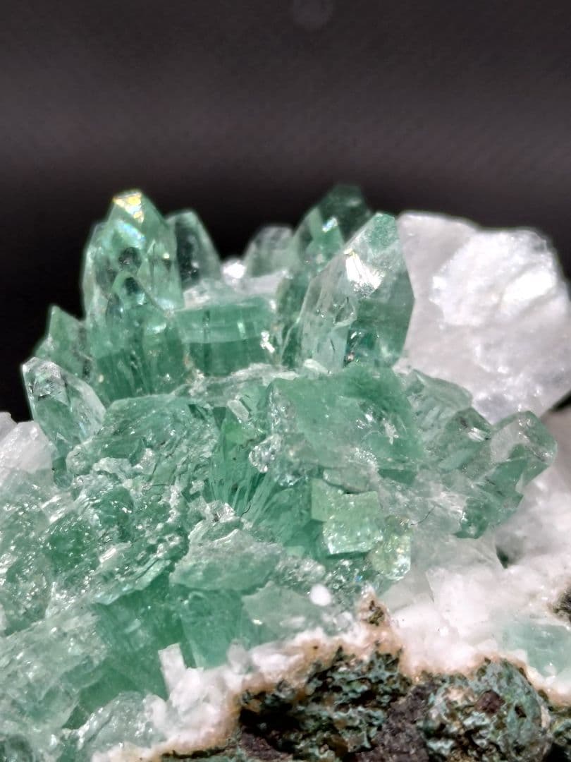 アポフィライト 魚眼石 鉱石 鉱物 ミネラル 標本 原石 母岩付き