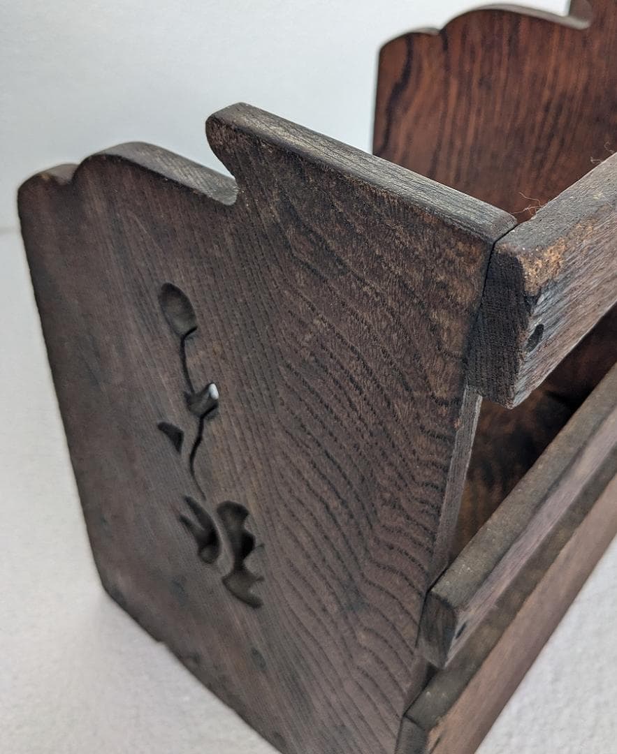 お花の透かし彫りがあるレトロな引き出し付きの木製本棚