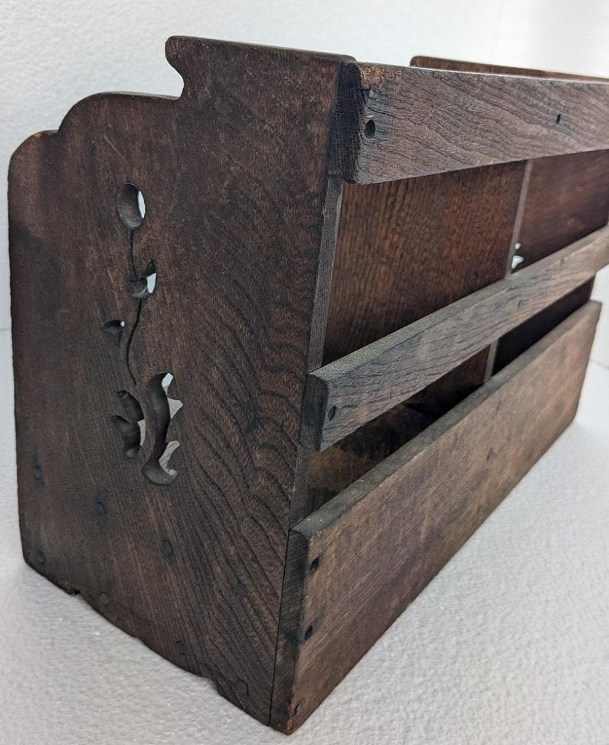 お花の透かし彫りがあるレトロな引き出し付きの木製本棚