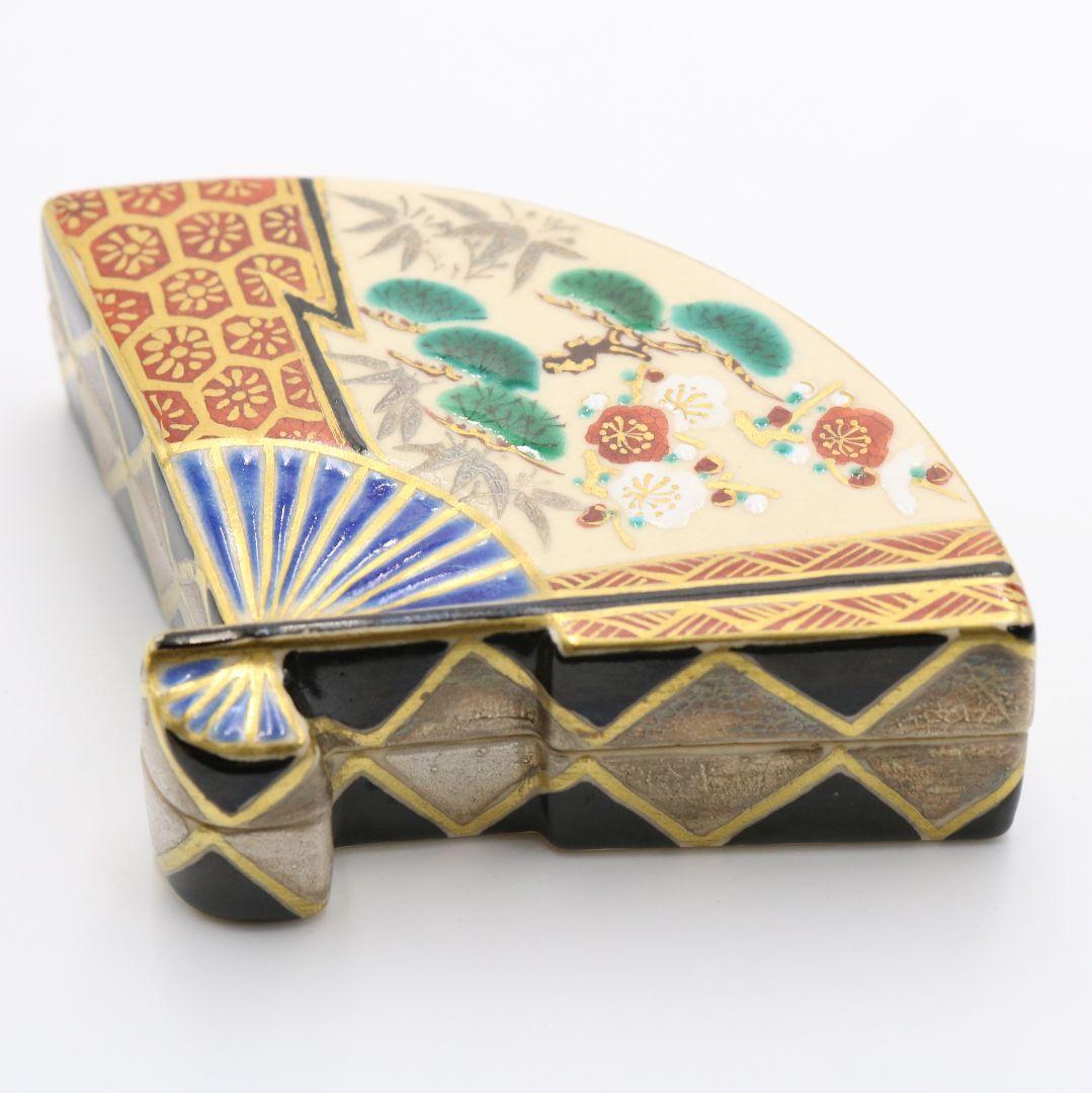 鳴滝窯 橋本城岳作 仁清写扇子松竹梅文 香合 茶道具 共箱　AT314　NT1