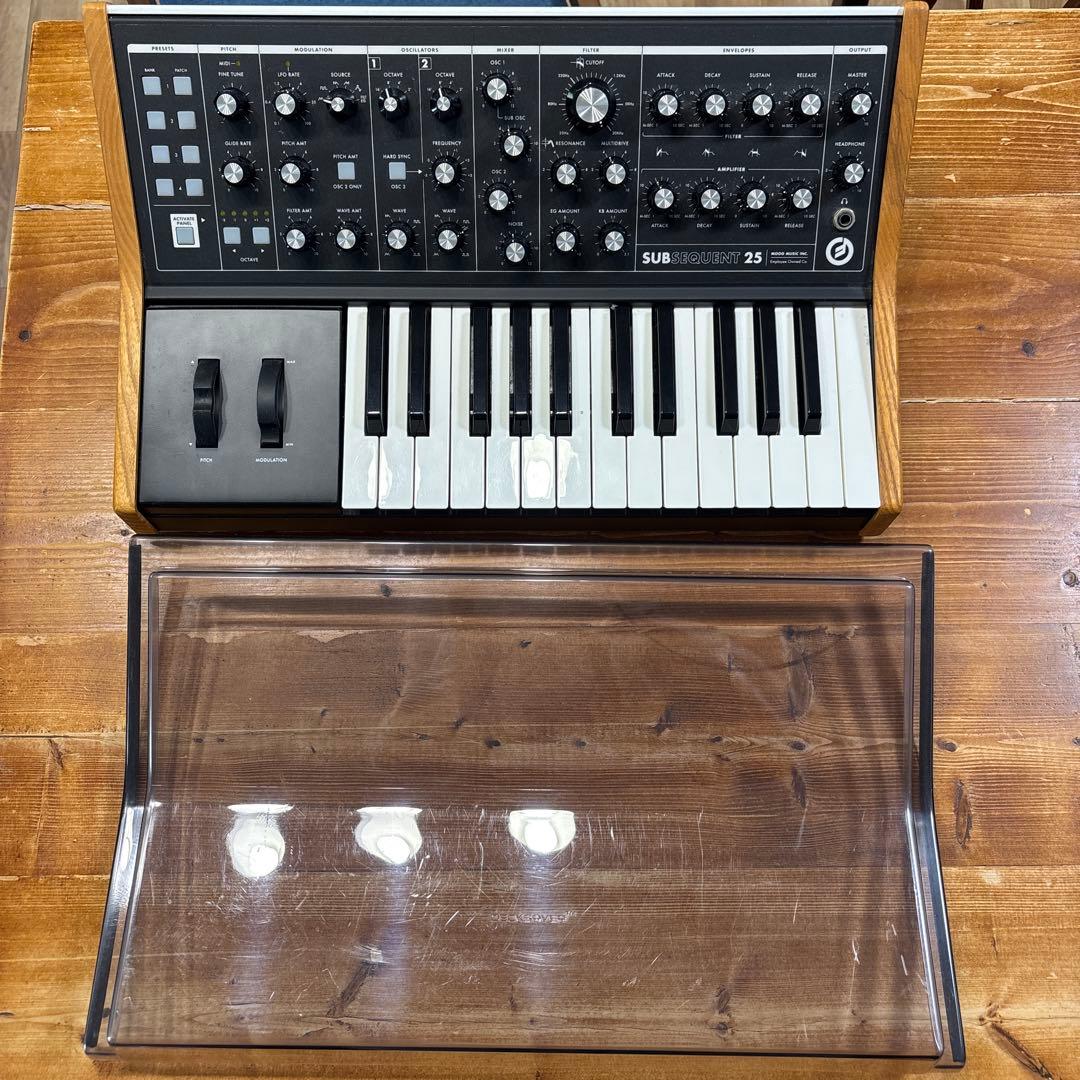 Moog Subsequent 25 デッキセイバーのカバー付き