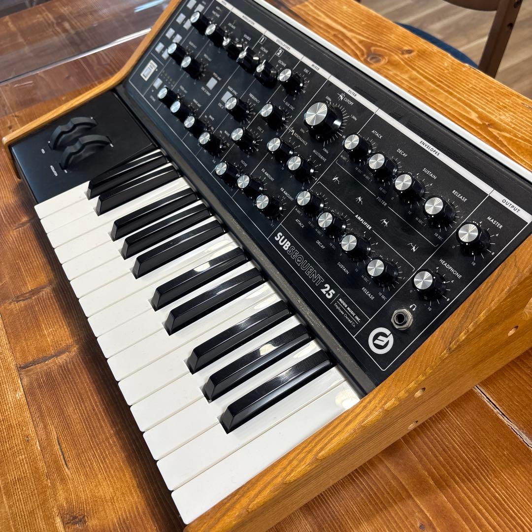 Moog Subsequent 25 デッキセイバーのカバー付き