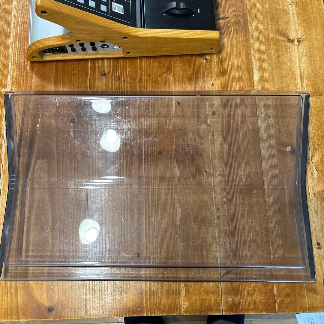 Moog Subsequent 25 デッキセイバーのカバー付き