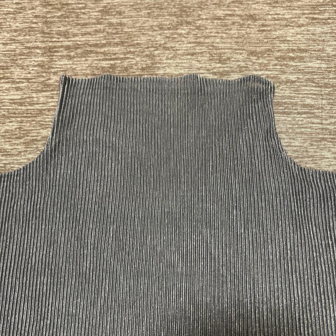 ISSEY MIYAKEイッセイミヤケシルバーグレーのタートルネックタンクトップ