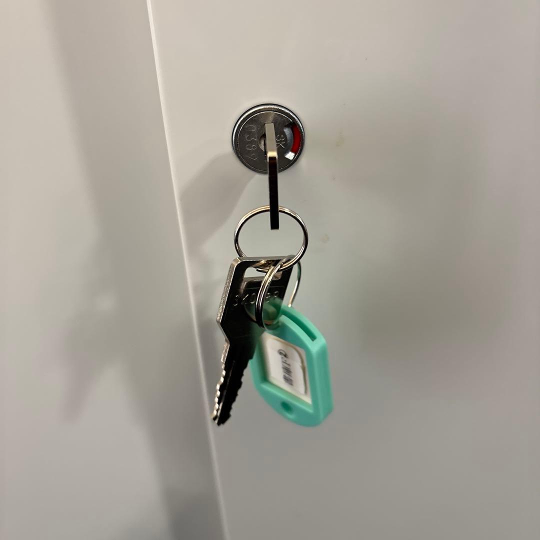 ホワイトスライドドアキャビネット(スチール製)