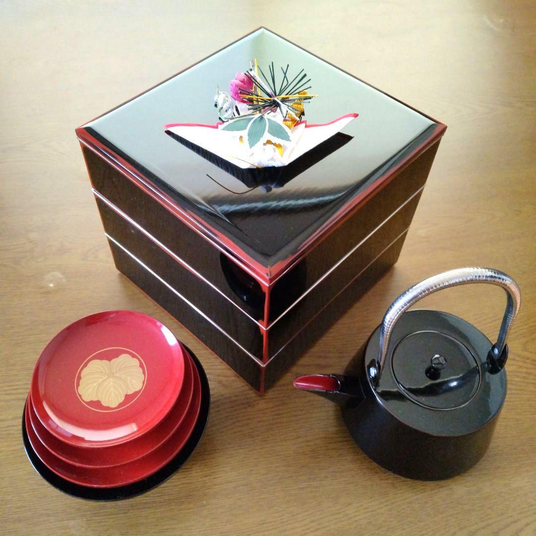 漆塗りお屠蘇セット 蔦の家紋入り、銚子飾り、漆塗り三段重箱