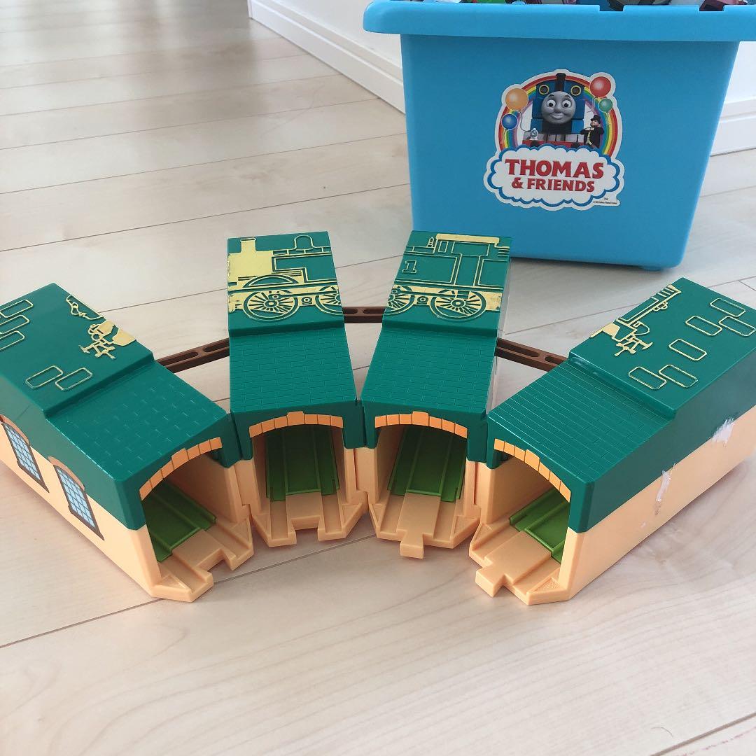 トーマス　プラレール 車両6台と車両基地のセット