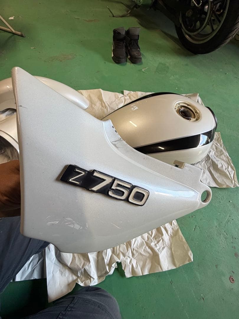 Kawasaki ゼファー750 外装一式　ホワイトタイガー