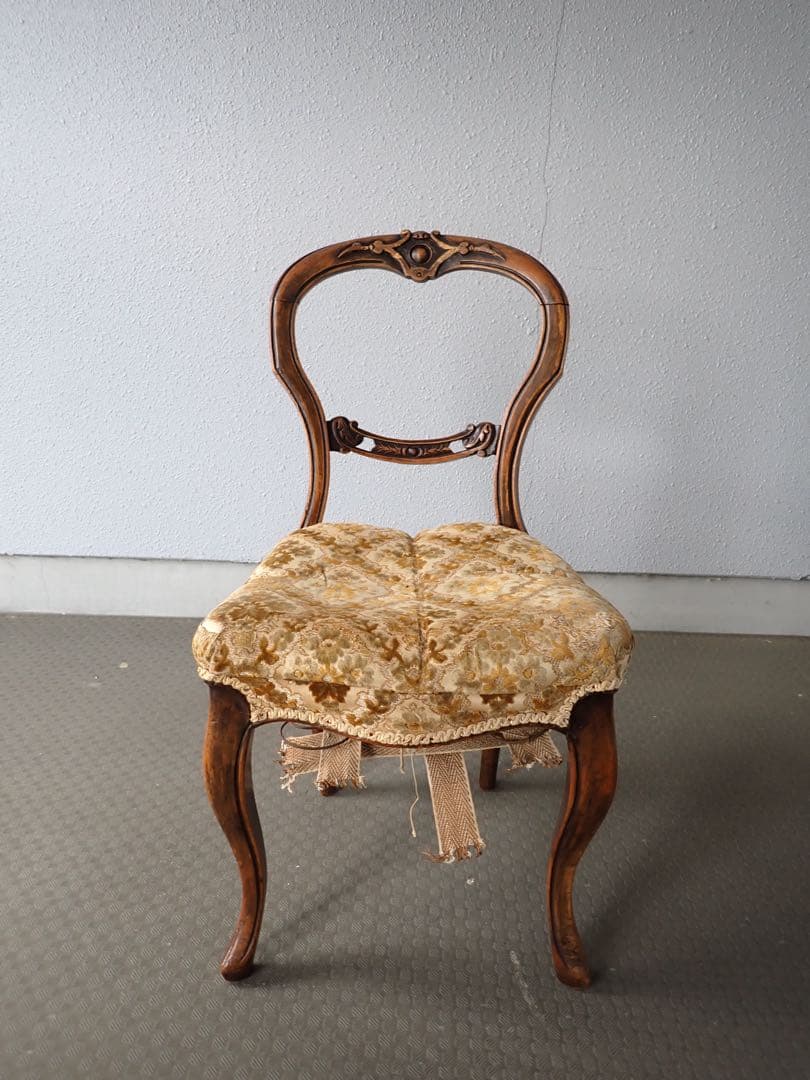 英国アンティーク ヴィクトリアン バルーンバックチェア 猫脚 彫刻 クラシック