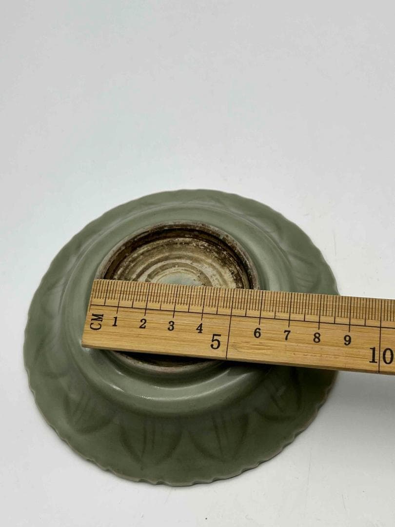 南宋時代～元時代　青磁　龍泉窯刻花祥字牡丹唐草文輪花盤(F-112)