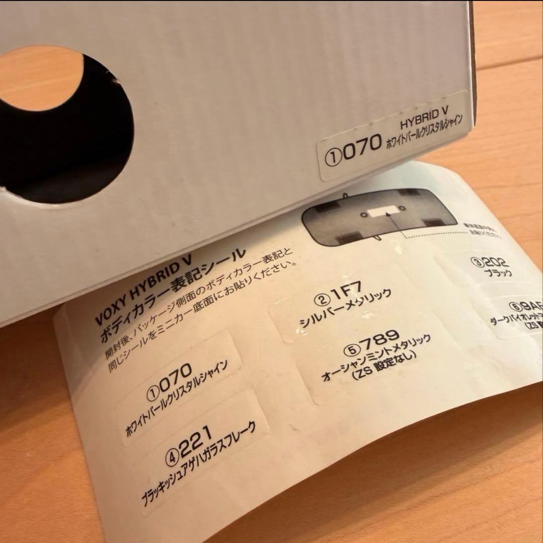 ク*ー様 未使用品 トヨタ カラーサンプル ミニカー ヴォクシー 80系 前期