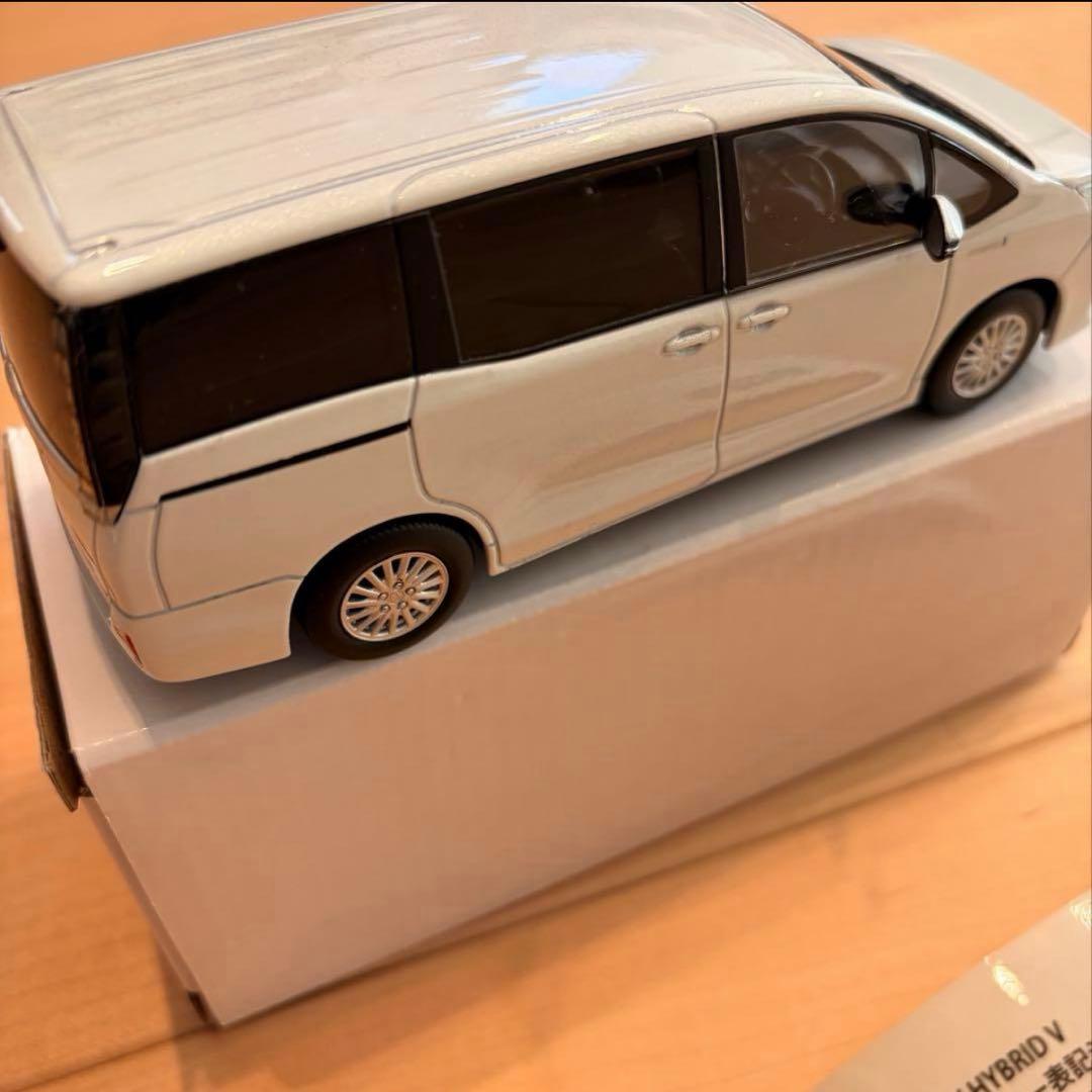 ク*ー様 未使用品 トヨタ カラーサンプル ミニカー ヴォクシー 80系 前期