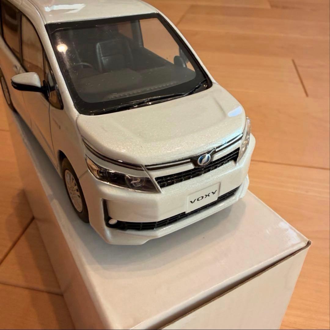 ク*ー様 未使用品 トヨタ カラーサンプル ミニカー ヴォクシー 80系 前期