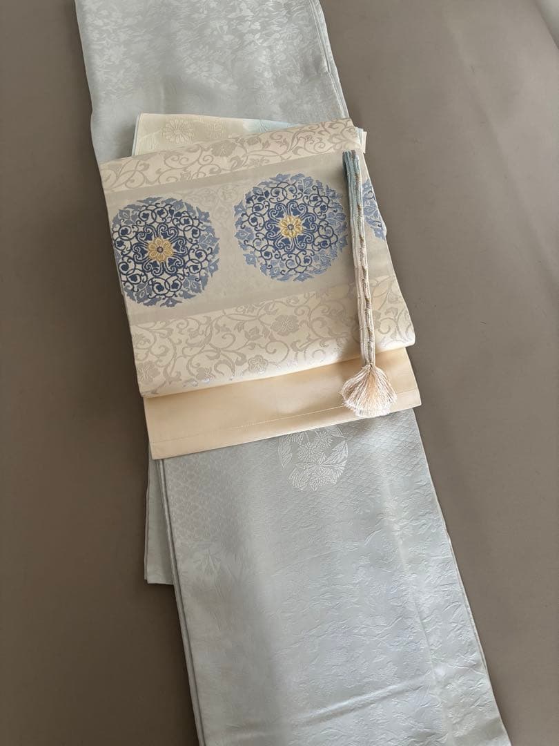 正絹 付け下げ調の紋意匠 袷 紋なし 色無地 白っぽい青磁鼠 トールサイズ