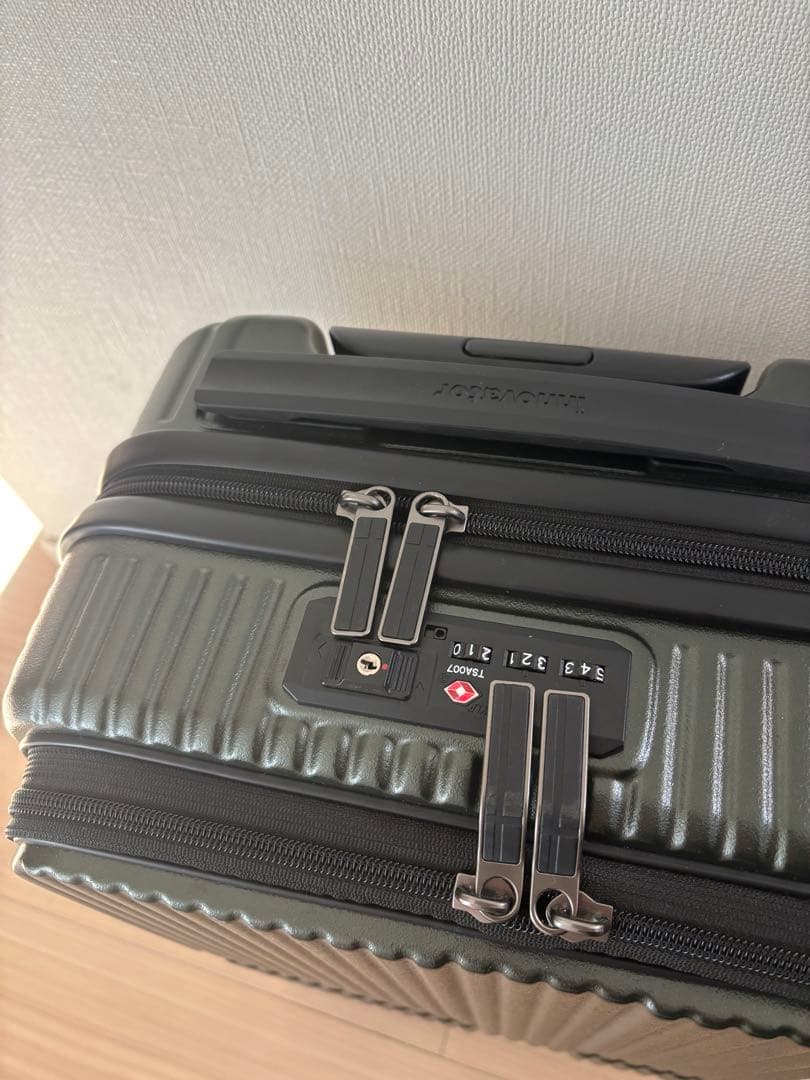 人気色　イノベーター キャリーバック　スーツケース 21L 機内持込OK