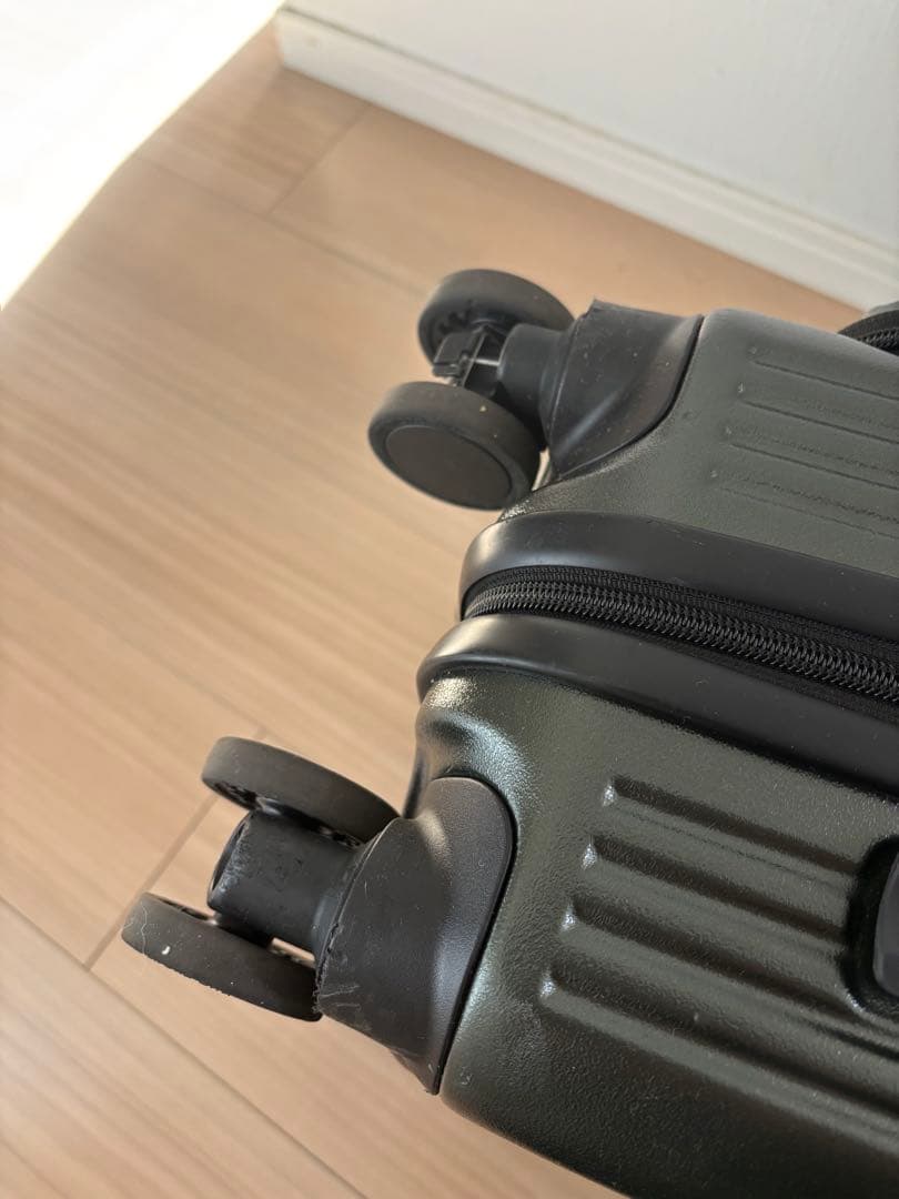 人気色　イノベーター キャリーバック　スーツケース 21L 機内持込OK