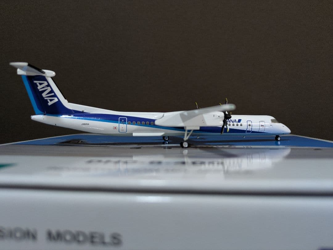 航空機・ヘリコプター ANA DHC-8-400 1:200