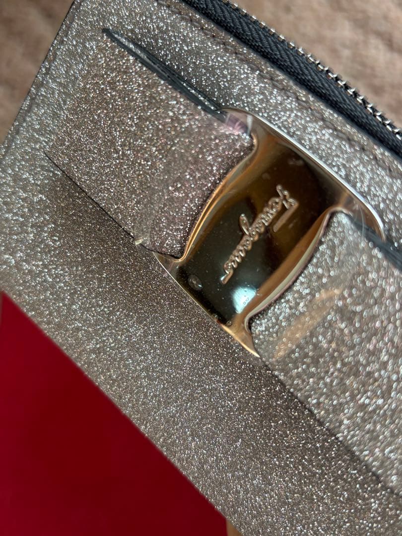 新品未使用✨フェラガモ ミニ財布　ヴァラ　キラキラ　シルバー　送料無料