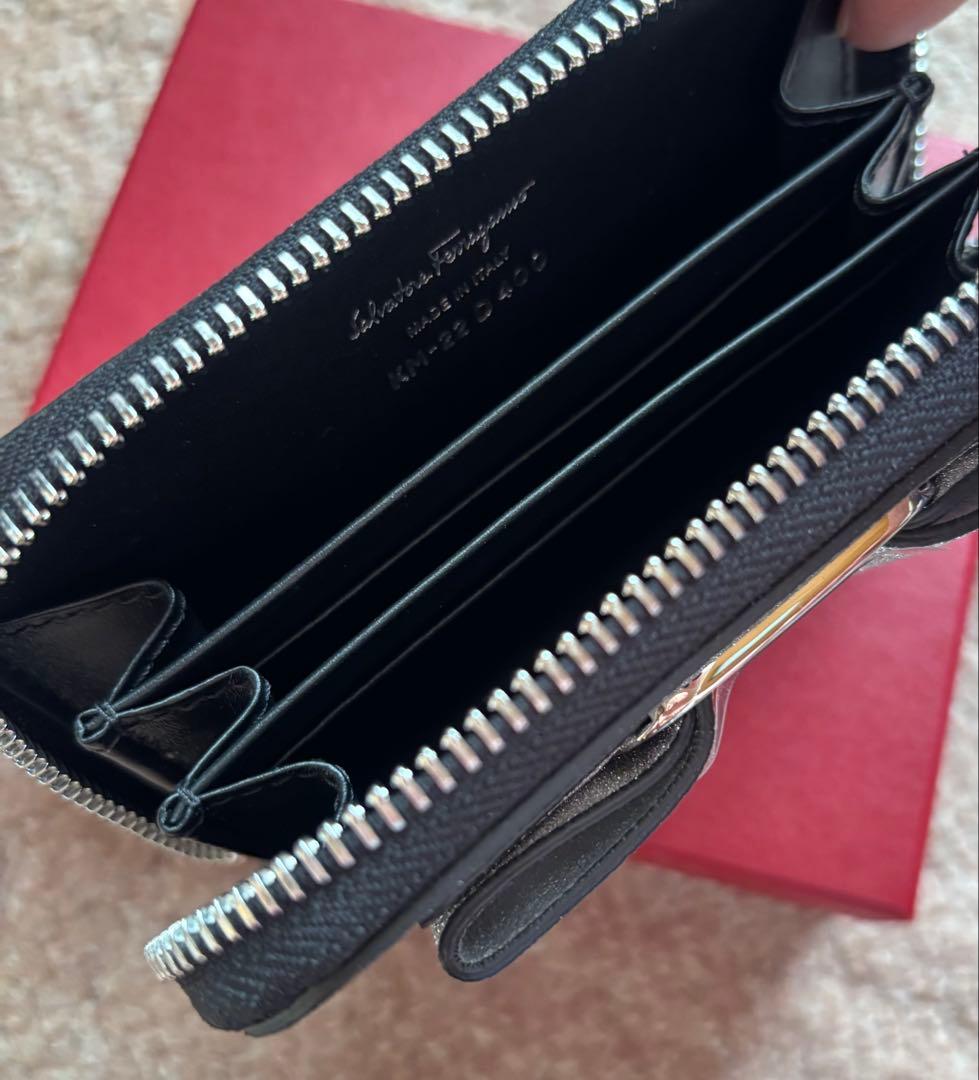 新品未使用✨フェラガモ ミニ財布　ヴァラ　キラキラ　シルバー　送料無料