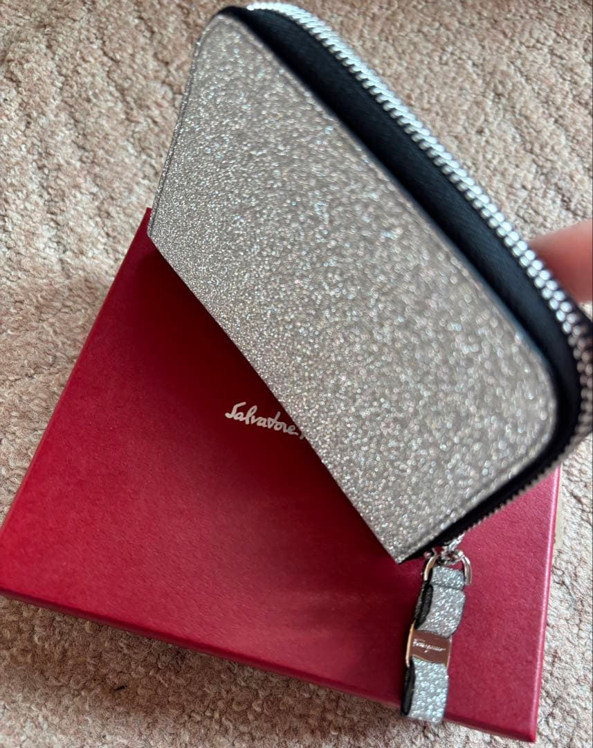 新品未使用✨フェラガモ ミニ財布　ヴァラ　キラキラ　シルバー　送料無料