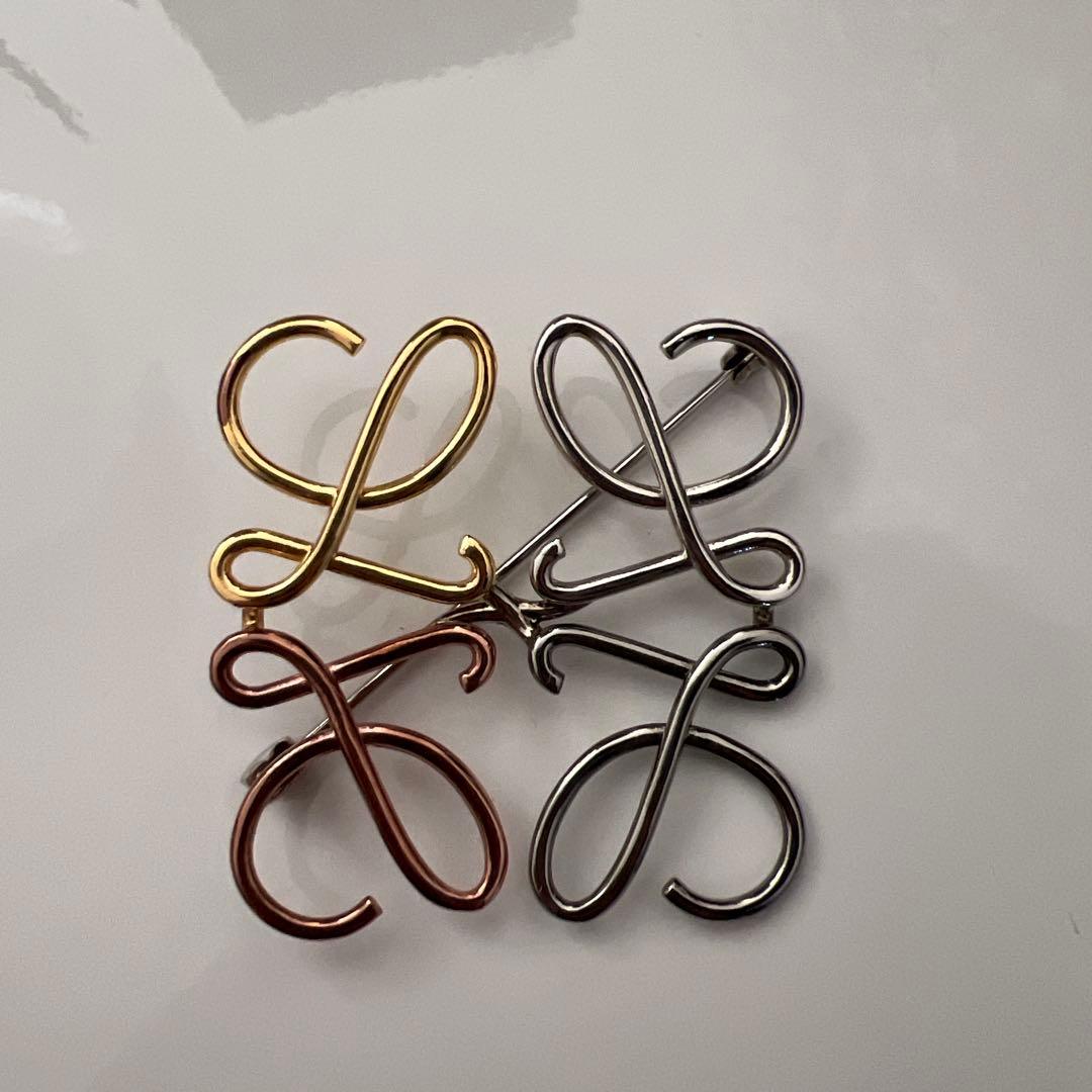 LOEWE ブローチ　4色パターン