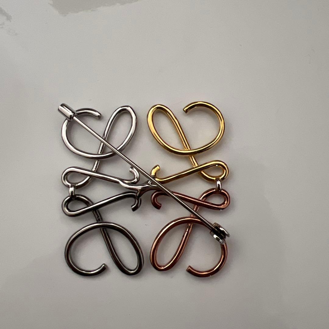 LOEWE ブローチ　4色パターン