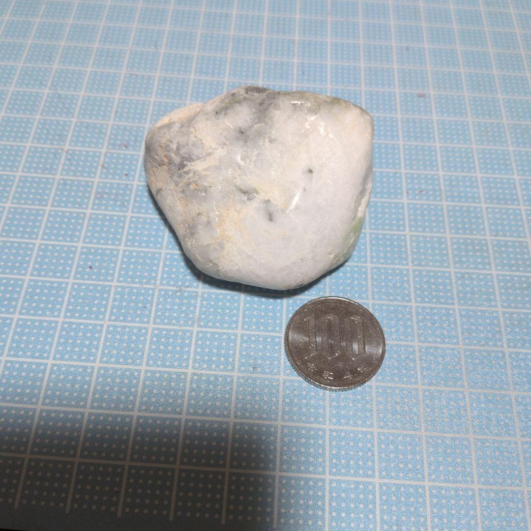 光を透過する石