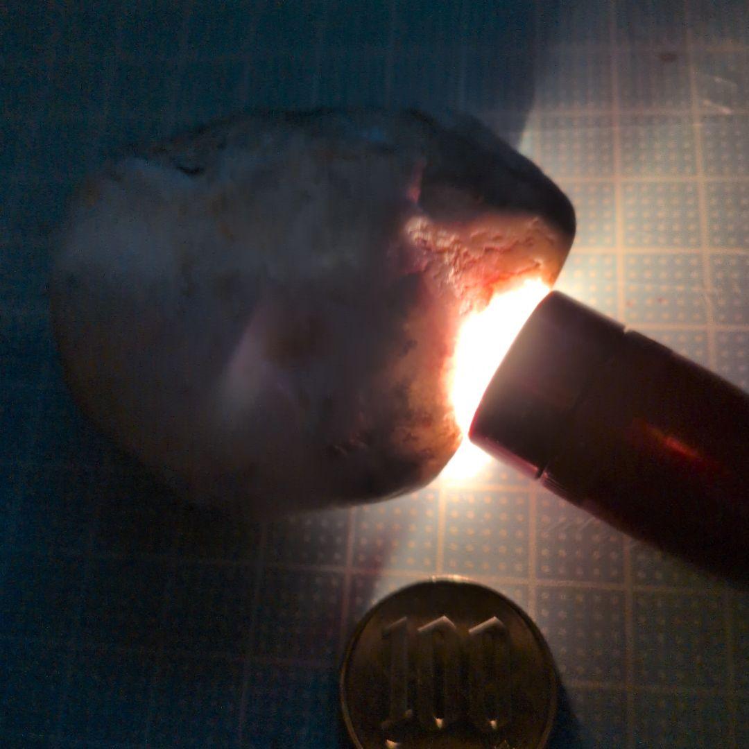 光を透過する石