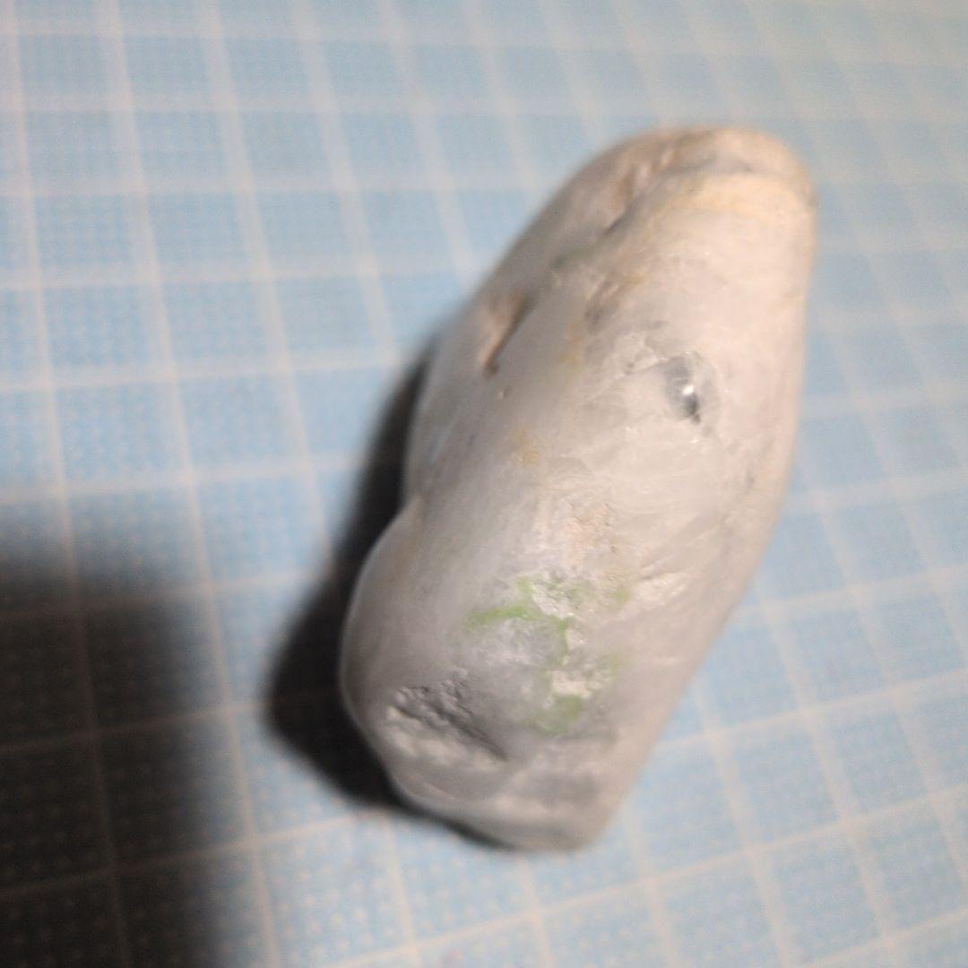 光を透過する石