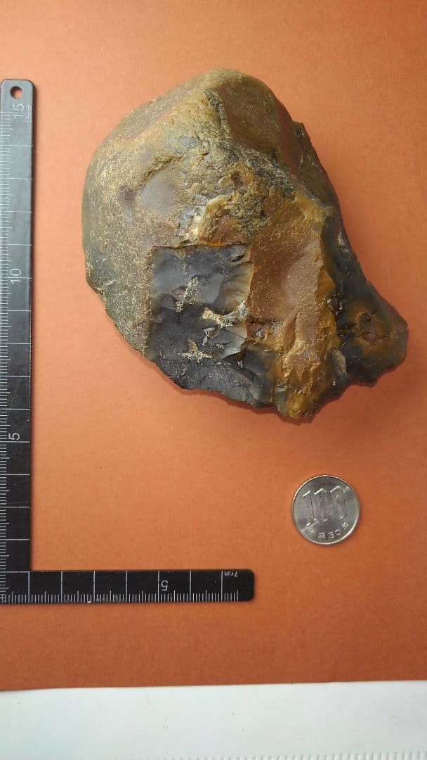 握り斧　(出土品)　旧石器時代　(約11㎝×8・5㎝×5㎝)　約450gです。