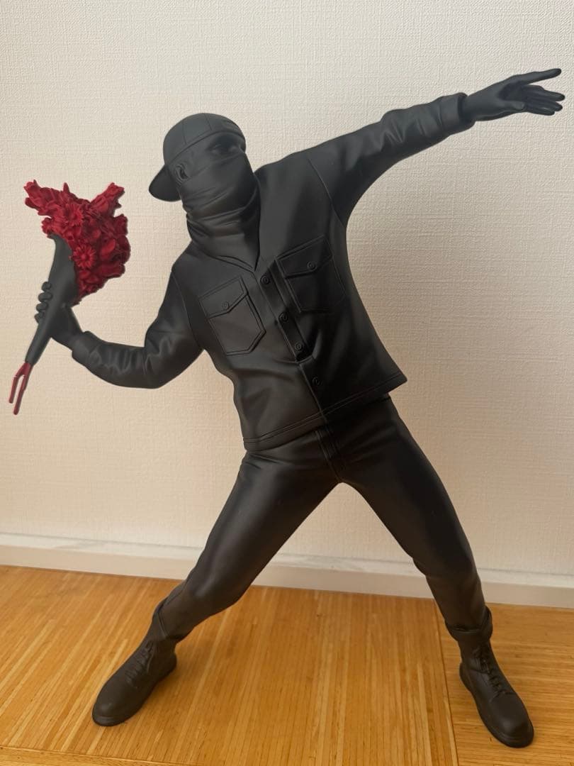 メディコムトイ　フラワーボンバー　バンクシー風ストリートアートフィギュア