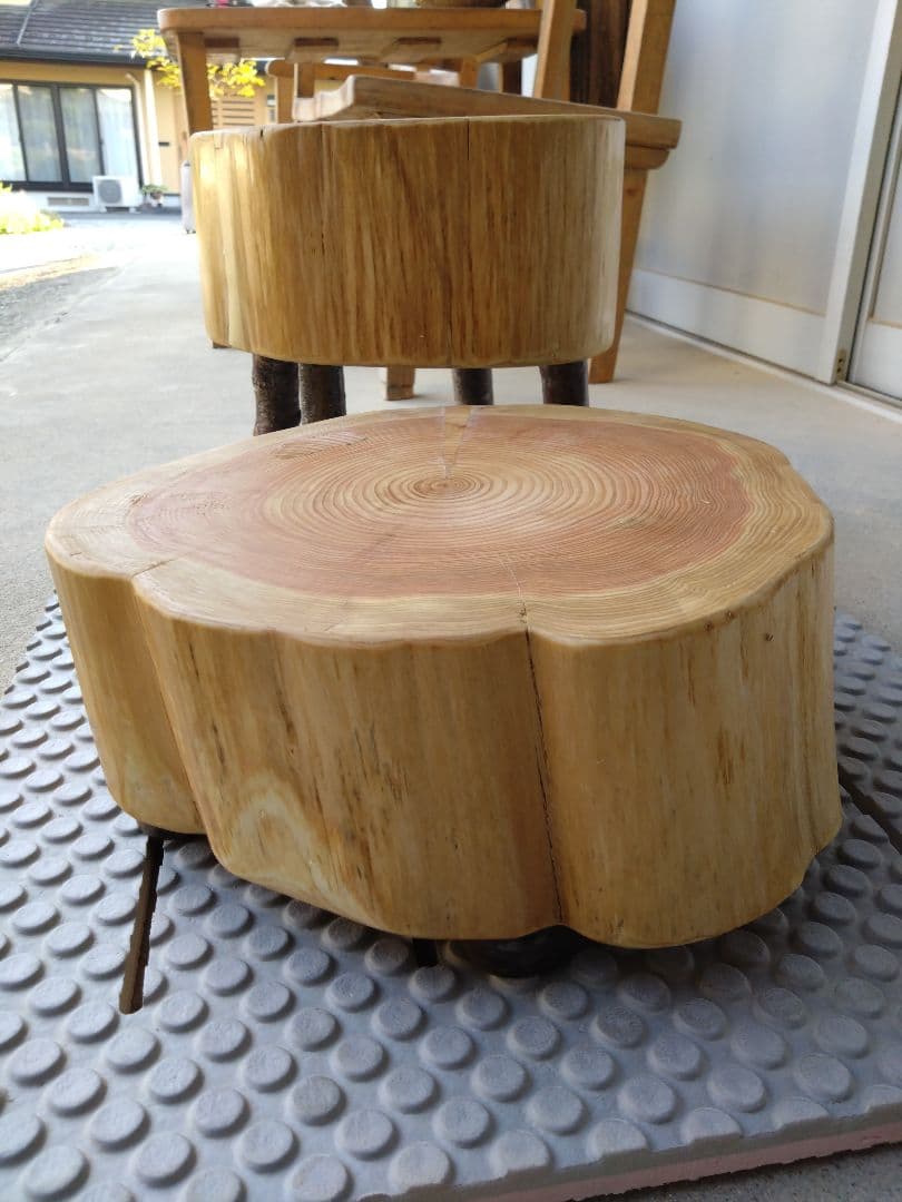 檜の椅子(92）・インテリア台　檜の年輪が大変綺麗、脚は桜の枝