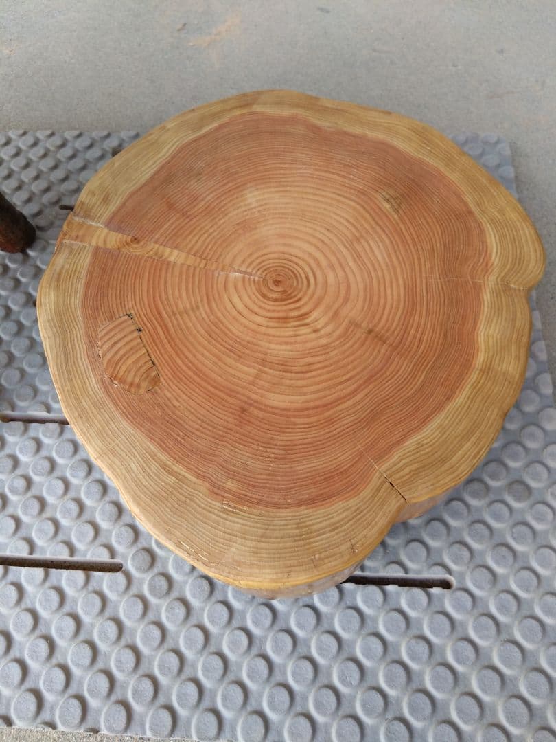 檜の椅子(92）・インテリア台　檜の年輪が大変綺麗、脚は桜の枝