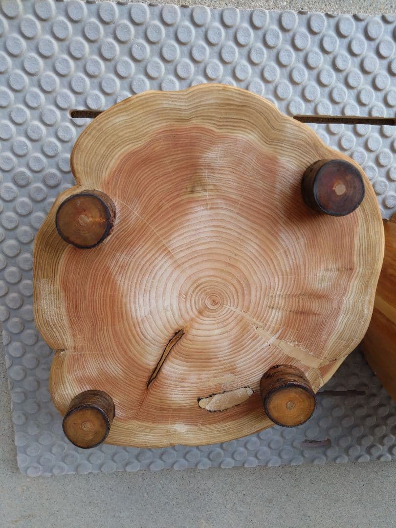 檜の椅子(92）・インテリア台　檜の年輪が大変綺麗、脚は桜の枝