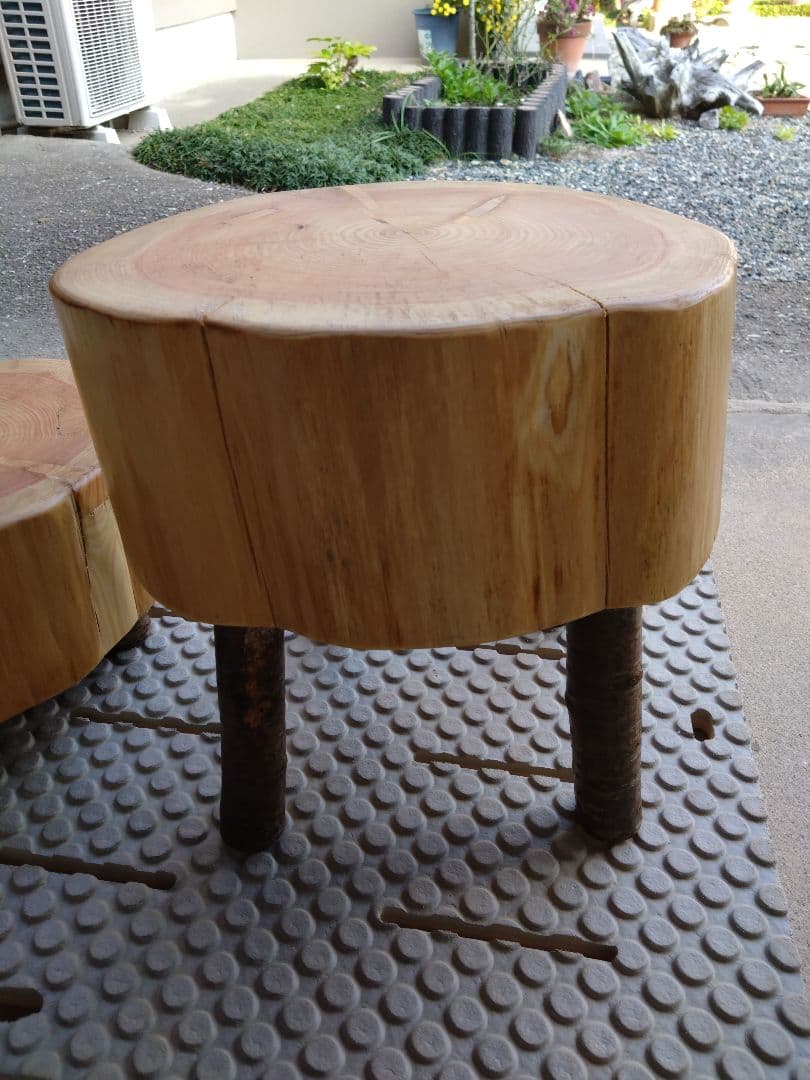 檜の椅子(92）・インテリア台　檜の年輪が大変綺麗、脚は桜の枝