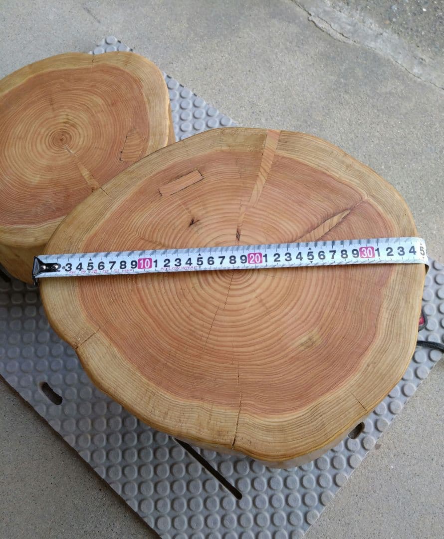 檜の椅子(92）・インテリア台　檜の年輪が大変綺麗、脚は桜の枝