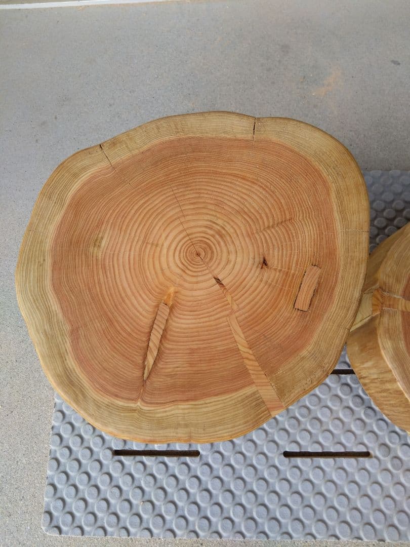 檜の椅子(92）・インテリア台　檜の年輪が大変綺麗、脚は桜の枝