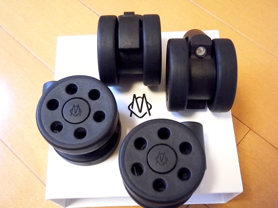 新品未使用 箱入 リモワ 純正ホイール 50mm 4輪用 ブラック ロゴマーク入