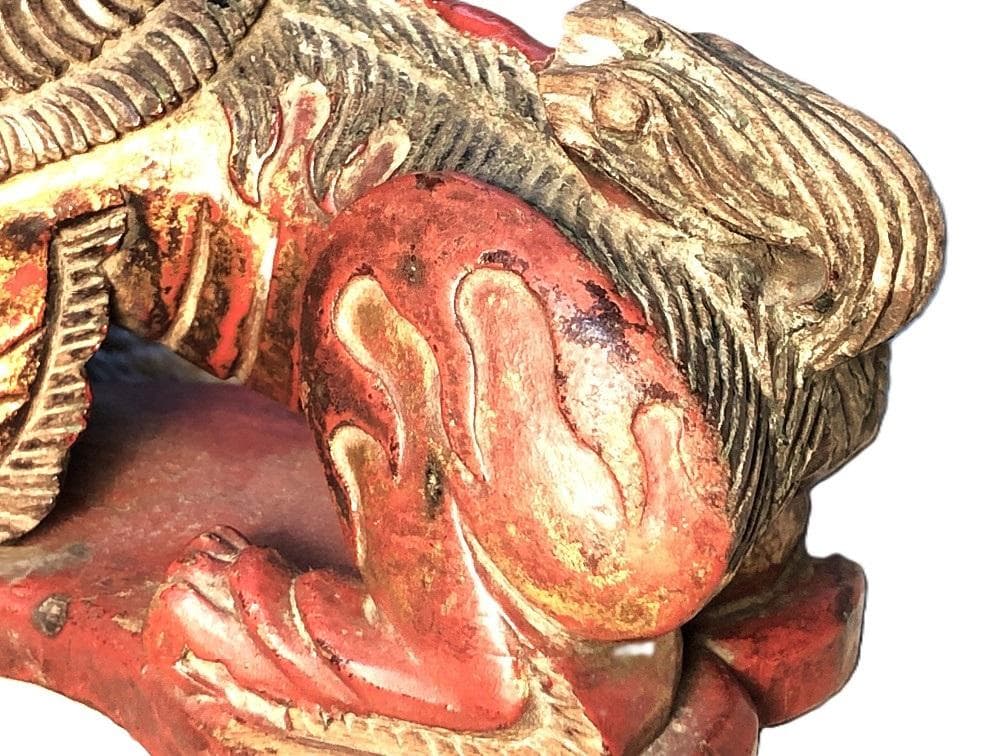 【 木彫金朱漆塗玉獅子 】　江戸時代