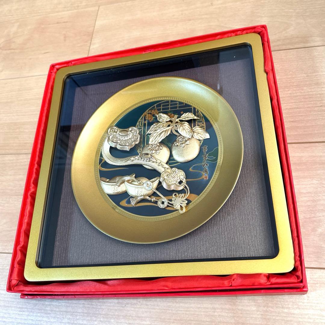 金色装飾の伝統的プレート