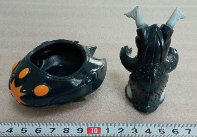 ⭕️【入手困難/廃版】✡️怪獣レーサーズゼットン＆UFO(黒成型/白オレンジ塗装