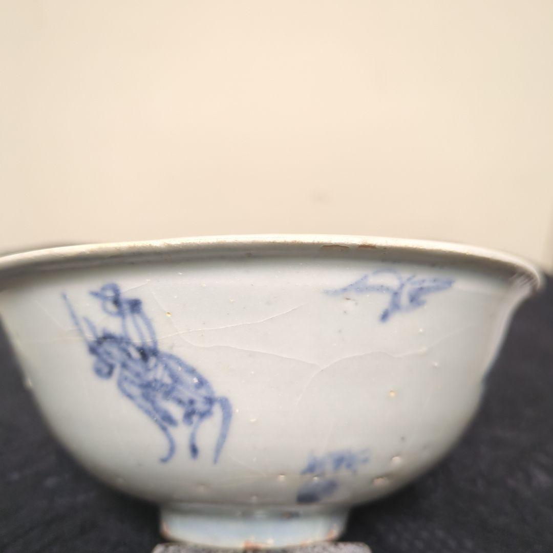 中国の青い絵柄の白磁茶碗