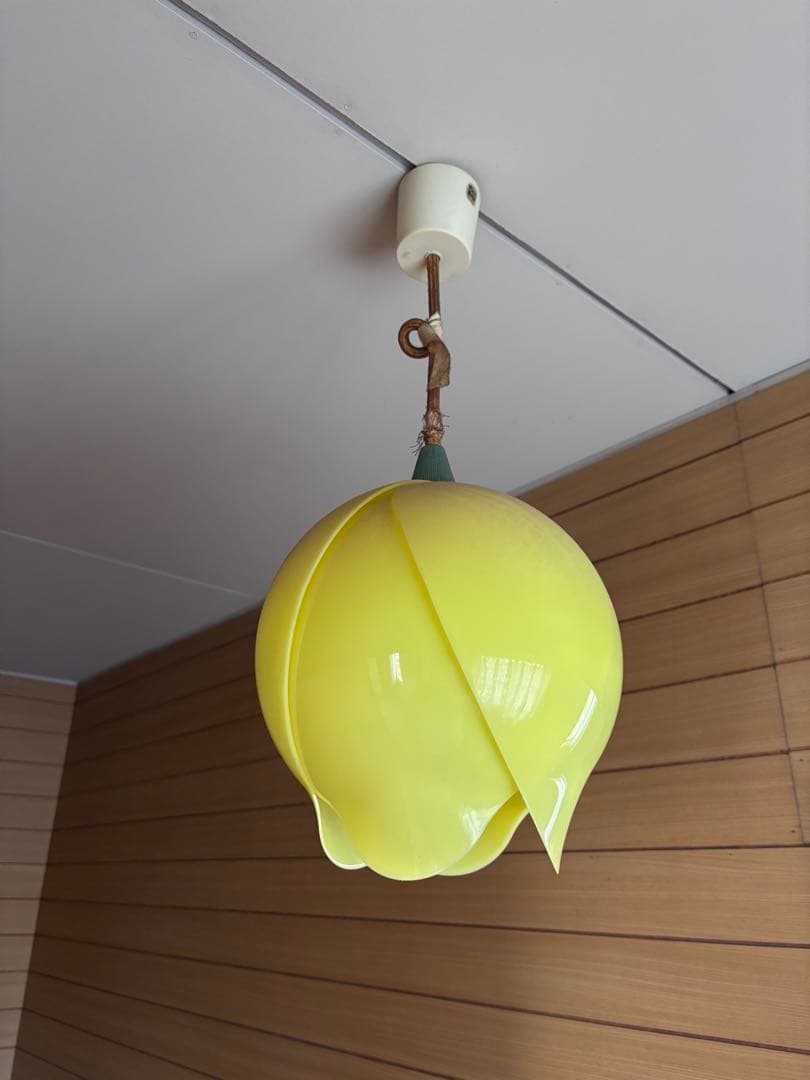 昭和レトロ　吊り下げ照明　黄色チューリップ型ペンダントライト　イエロー