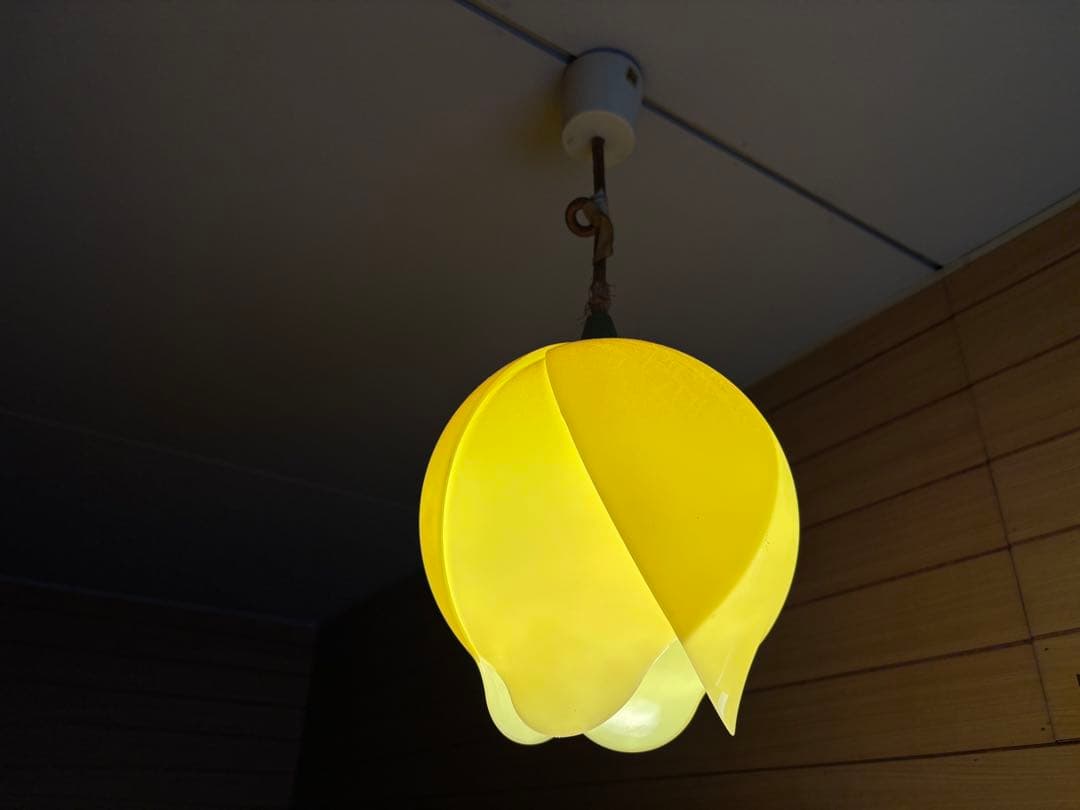 昭和レトロ　吊り下げ照明　黄色チューリップ型ペンダントライト　イエロー