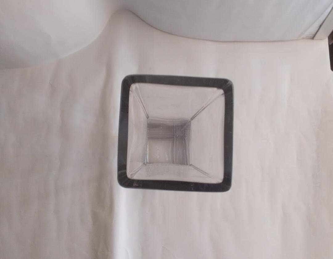 ユニーク な形状のガラス製 花瓶 花器 サンドアート ②です。