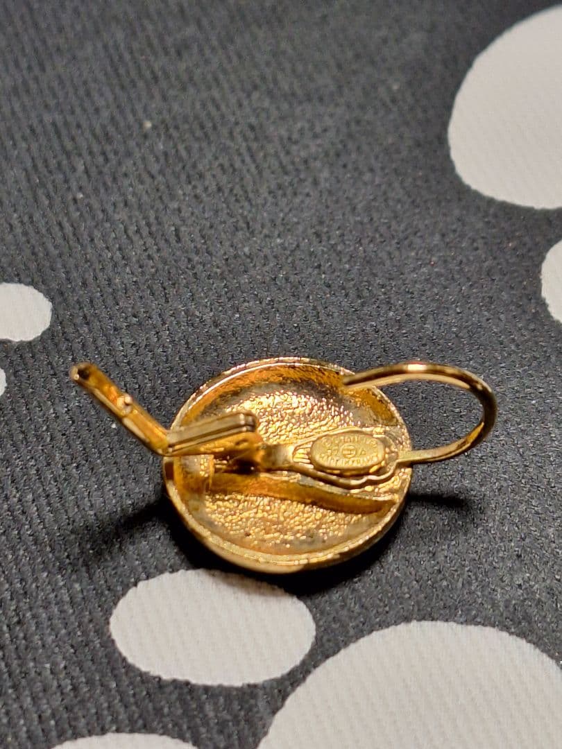 シャネルゴールド ロゴ入り 丸型ピアス