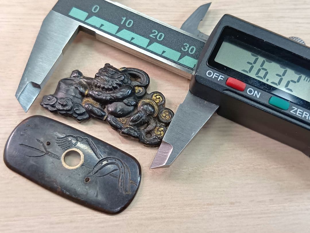 煙草入れ／雷神前金具／在銘あり